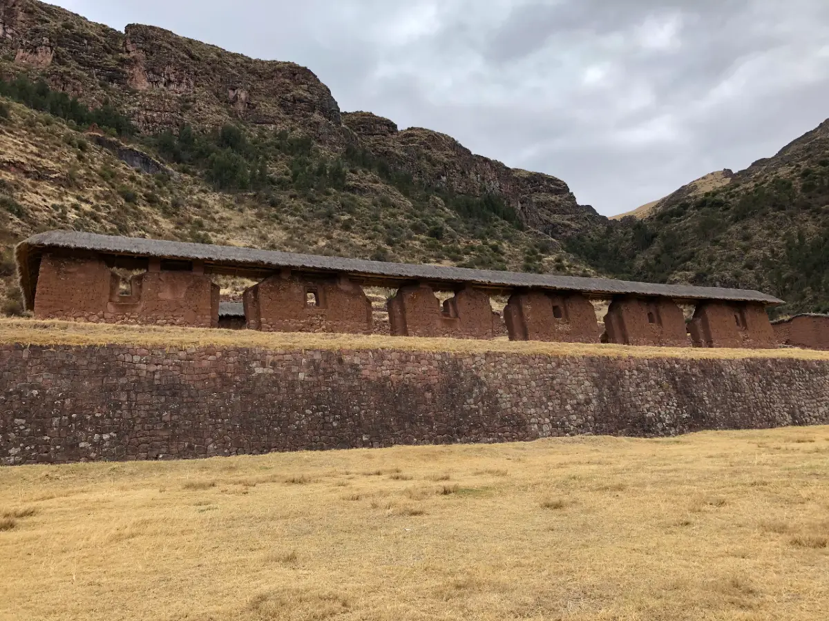exquisito-gastronomia-lima8-(1) a stone wall with a roof in Huchuy Qosqo